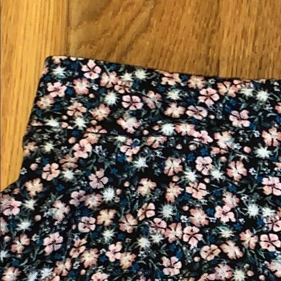NWT Dark Floral button down mini skirt. Size XS - Picture 3 of 9